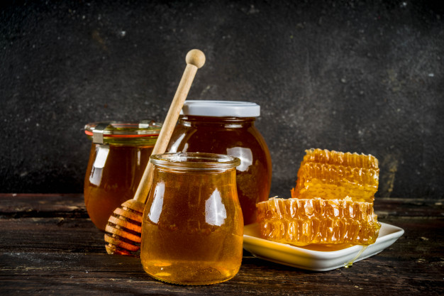 organic farm honey jars with honeycombs 136595 1339