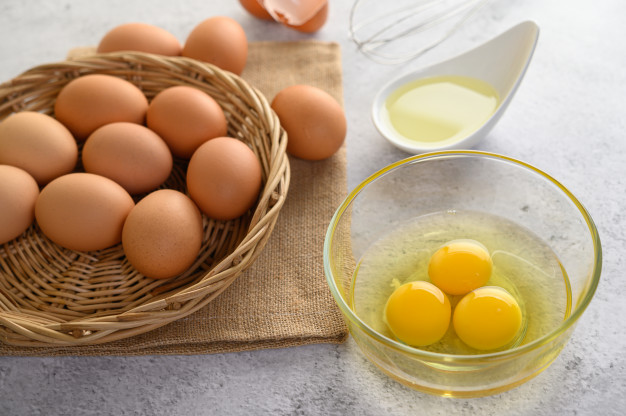 organic eggs oil preparing cooking meal 1150 20181