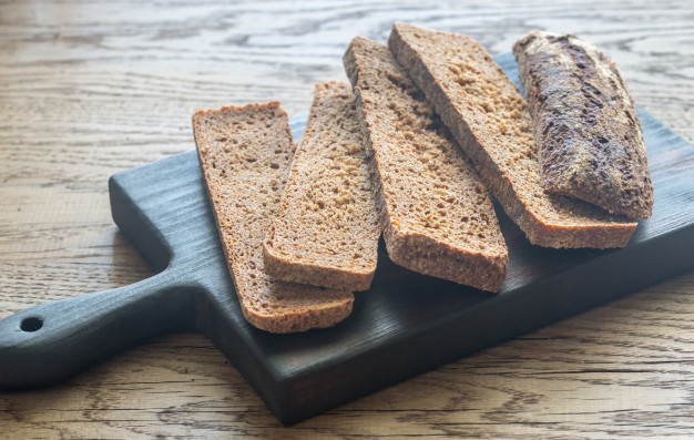 slices rye bread wooden board 165536 11940