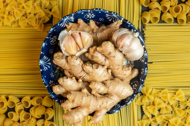 top view unpeeled garlic ginger with pasta spaghetti form decor 140725 14075