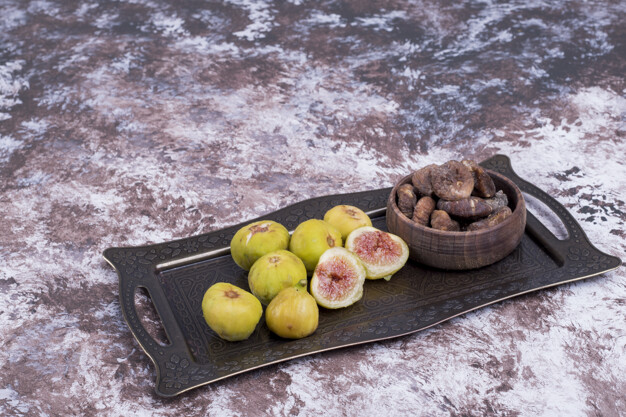 whole dry sliced figs metallic tray wooden cup angle view 114579 12098 1
