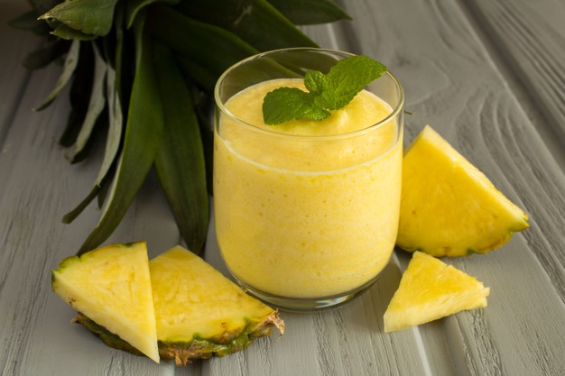 smoothie with pineapple grey wooden 271740 1784