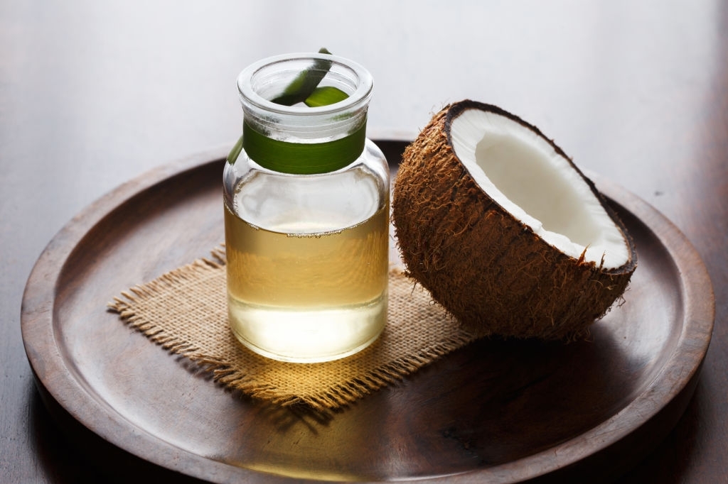 Benefits Of Rinsing Your Mouth With Coconut Oil Every Day